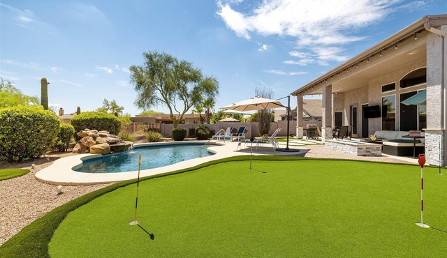 Beautiful Cave Creek Hm w/Hot Tub, Pool, Putting Grn, 4 bedrooms