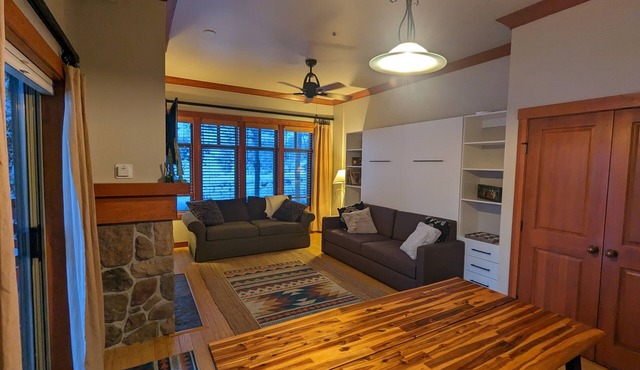 Beautiful End-Unit with Private Balcony and hot tub + pool.