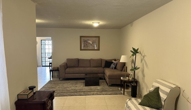 Beautiful entire home near Plaza Patio Mall