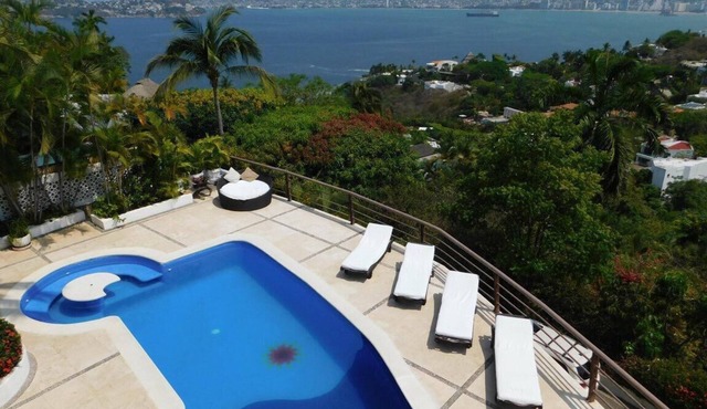 Beautiful house in Las Brisas with a double terrace and ocean view.