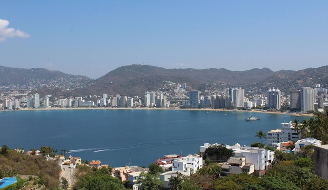 Beautiful House w/Gorgeous view to the Bay/At Brisas/Housekeeping and Cook.