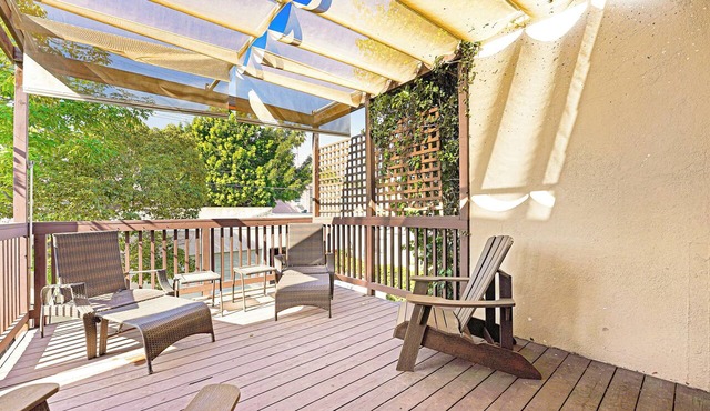 Beautiful, light filled top floor suite with hardwood floors+ downtown view!