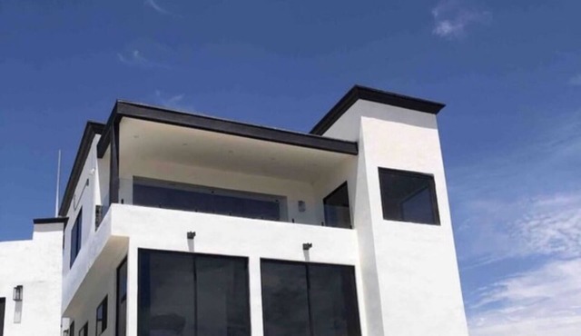 Beautiful Modern Home With Extraordinary ocean Views, 3 Minutes from Fine Dining