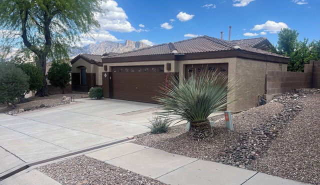 Beautiful Oro Valley home. Pet friendly. Close to golf, trails, & more!