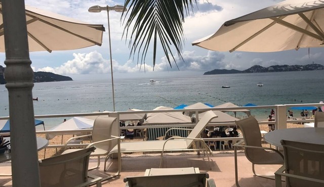 Beautiful Penthouse - pool /beach access/excellent view of the bay