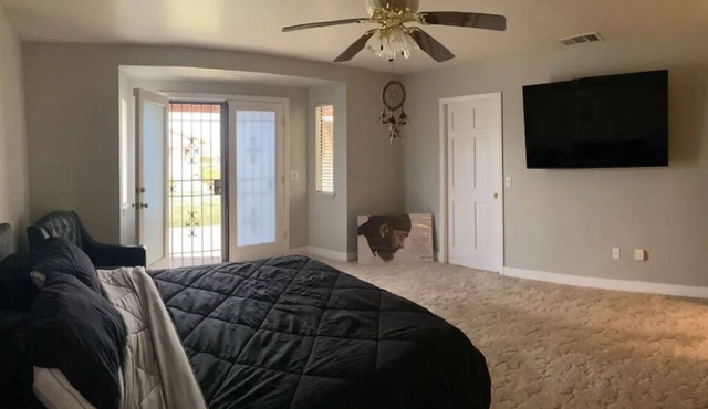 Beautiful, spacious, and cozy 3bed -2bath home in the serene high desert.