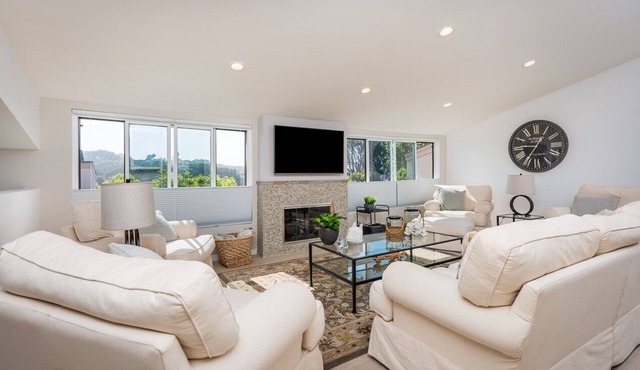 Beautiful Spacious Townhouse! Oceanfront Complex Walking Distance To Everything!