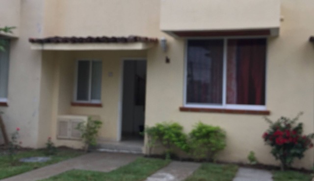Beautiful townhome in paradise/5 min from the beach.