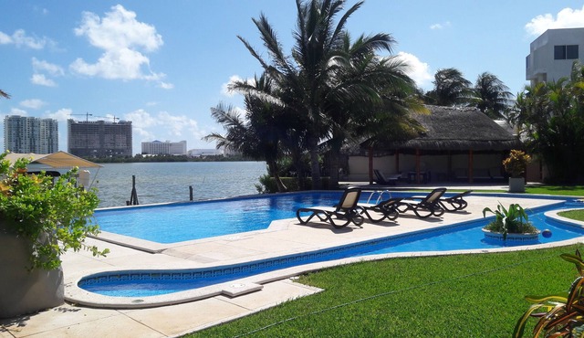 Beautiful Villa Facing The Water - Perfect for Families/Couples, very spacious