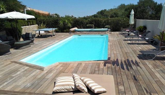 Beautiful villa with 4 suites with heated pool and poolhouse at the door of the beaches