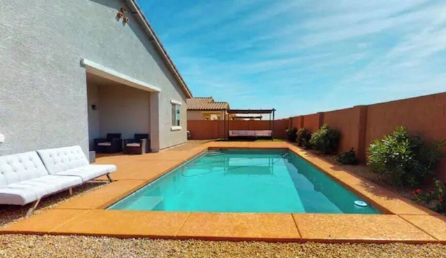 Beautifully decorated new build home w/POOL!