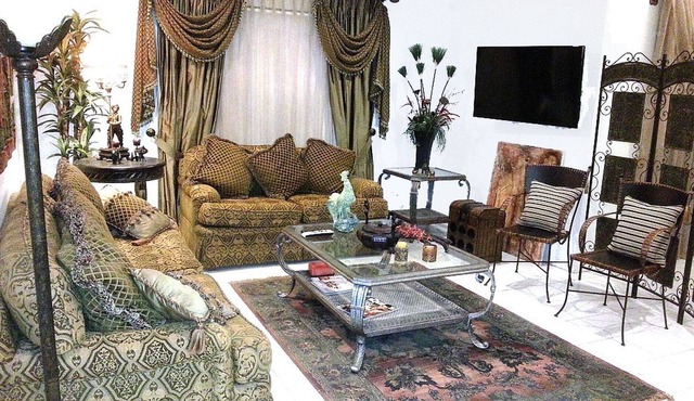 Beautifully Furnished Condo with Pool In Gated Community, 1 Floor. Mcallen