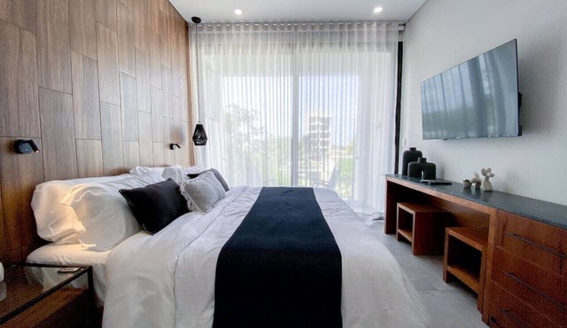 Best Studio >5th Ave +Pool+WIFI+Gym+Steps to Beach