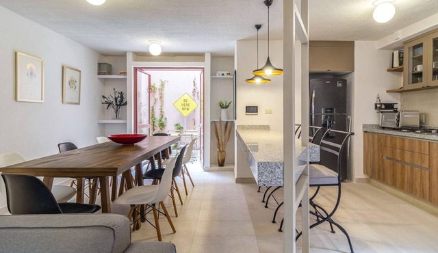 Big cozy apartment, top location. 4bd 3ba. 150mbps