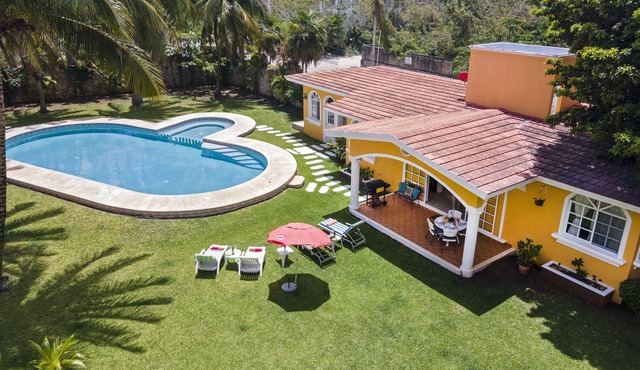 Big pool, beautiful garden, 6 pax, at a Cozy House in a Country style Villa