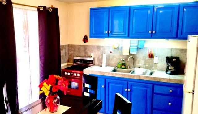 Blue Upstairs Apt./Very comfy Queen Beds/Balcony/WIFI 40Mgs speed Fiber Optic