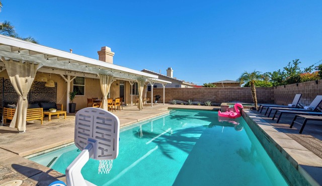 Boho Bungalow - 30ft pool & minutes from festivals
