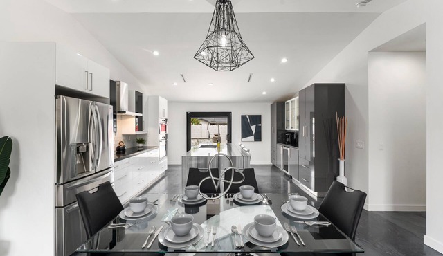 Bold Contemporary-Pool & Hot Tub mins to Old Town