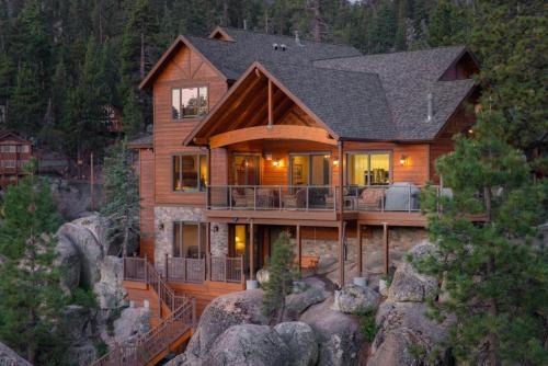 Boulder Cove։ Lakefront Estate