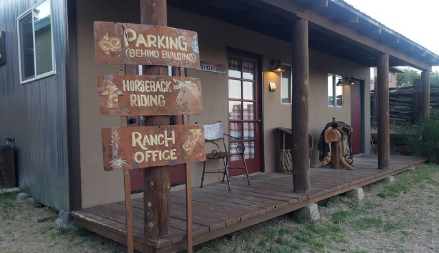 Boutique Hillside Hotel w/Views, Dark Skies & Hiking Trail. Romantic Spot for 2