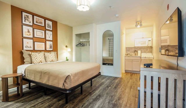 Brand New Studio | Fast WiFi | Near I-10