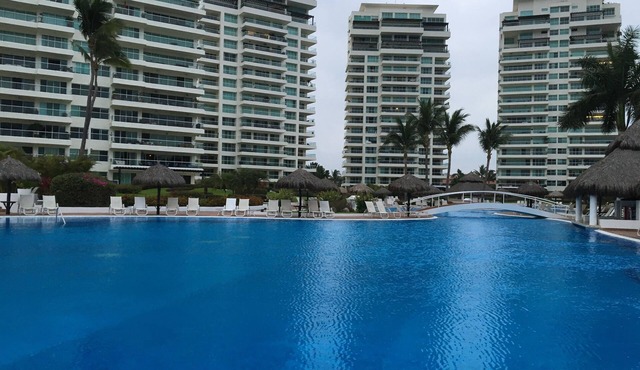 Breathtaking Sunsets, Beautiful Luxury Condo, Oceanfront in Shangrila