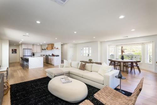 Breezy 3BR - Private Pool, Chefs Kitchen and More