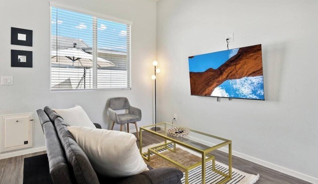 Breezy Modern House in Canopy at Cottonwood
