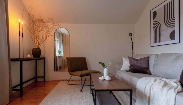 Bright 1BR Apartment with Balcony, 20min to City