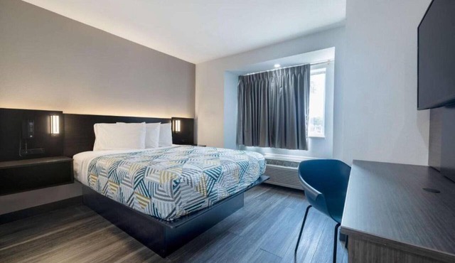 Bright ADA Queen Bed|Pool|Parking