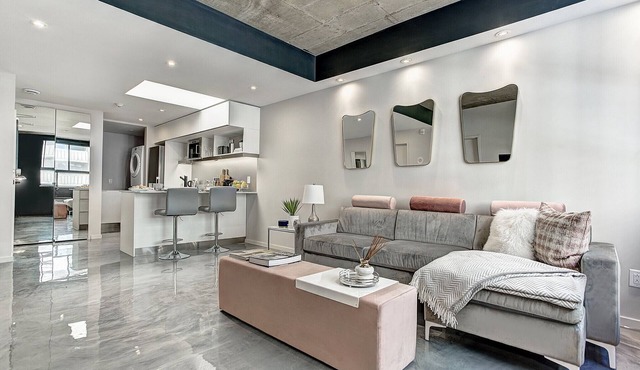 Bright Apartment with All Amenities