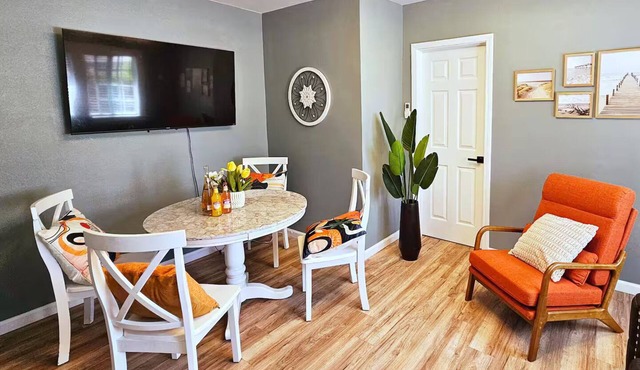 Bright Bungalow steps from Caltech & PCC, Close to the Rose Bowl, Kingsize Bed!