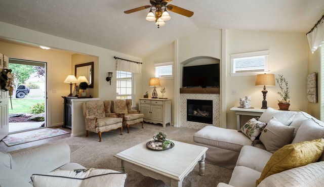 Bright Charming Home Central to Mt. Hood, the Gorge, Hood River and Vineyards in Gresham
