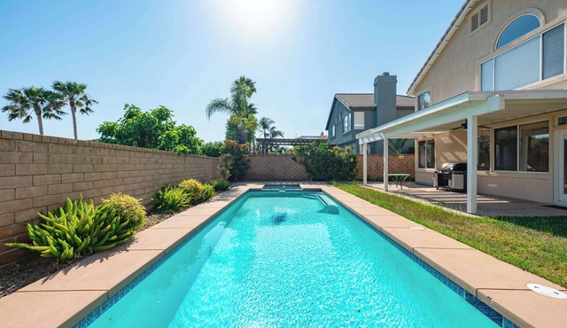 Bright Designer Home w Pool, Near Everything