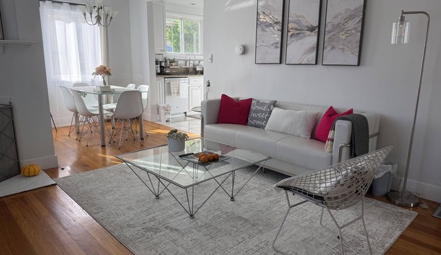 Bright & Serene West LA Home, easy access to UCLA, Santa Monica & Attractions.
