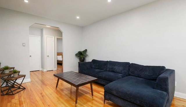 Bright & Stylish 2BR – Prime Stay on MTL