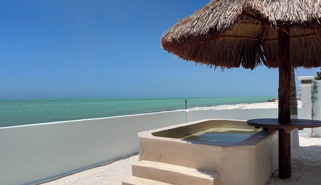 BRISA: Cozy 1-bedroom suite in charming Celestún with AC and King bed.