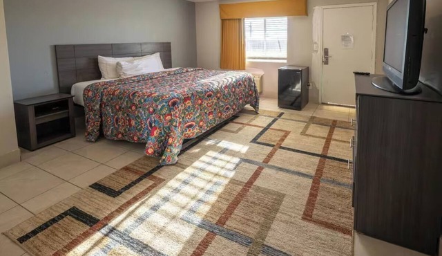 Budget-Friendly w/One Queen Deluxe Near Phoenix Convention Center