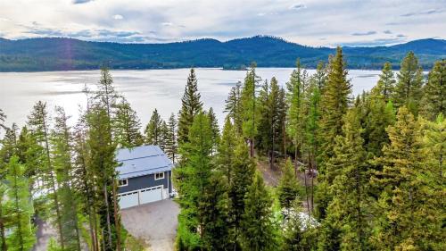 Built 2016 Pristine Lake House for Boating, Remote Work, Hiking and Relaxing