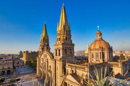 Céntrico y estiloso apartamento con Alberca, AC, Seguridad, Aparcamiento y Gym