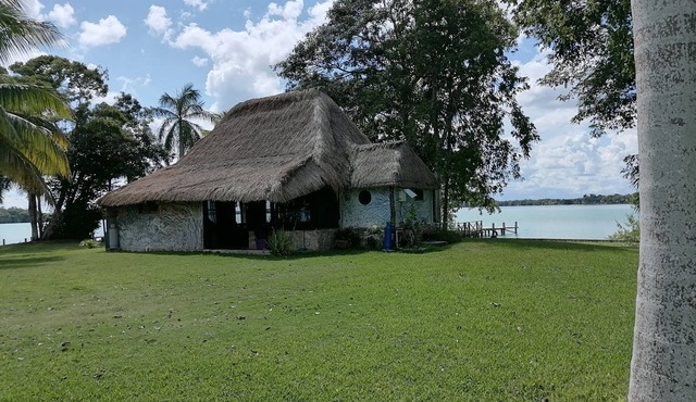 Cabin at the foot of the lagoon