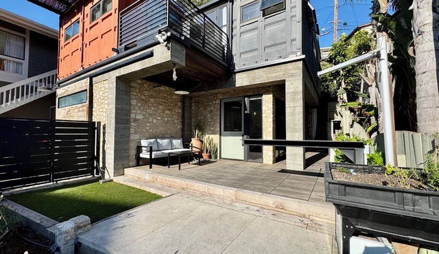 Cali beach living! Modern 2 BR home. Pet friendly. Walk to town, beaches, harbor