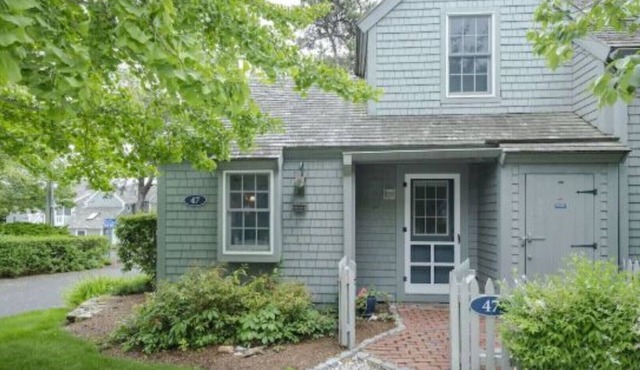 Cape Cod Cottage steps from Private Beach in Mashpee