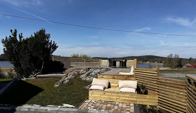 Captivating 3-Bed Villa in Halanda with Lake View