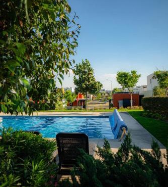 Casa al Sur de Guadalajara con Alberca, Lago, Gym, Parque y Vista al bosque en Salida a Morelia López Mateos