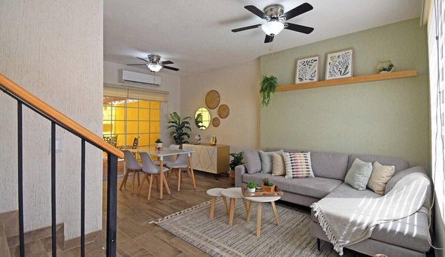 Casa Amarilla Renovada, Patios Amplios y Más