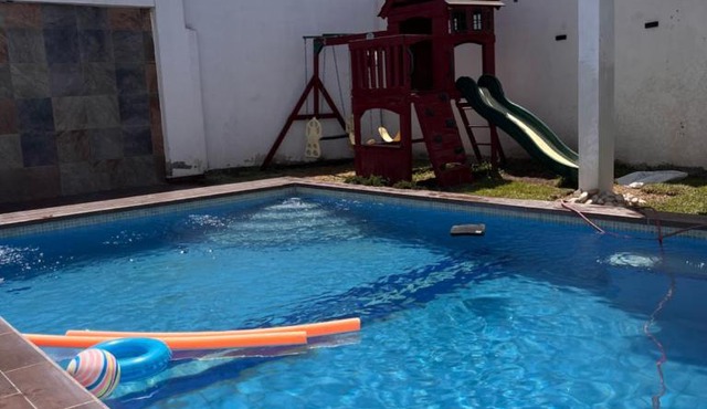 Casa completa, 4 dormitorios, 7 camas dobles, 4 sofá cama, 3 baños 1 en planta baja, cocina equipada, consola Arcade, asador, juguetes para niños, plancha, secadora, cafetera, etc, fraccionamiento privado, zona de vías rápidas y toallas