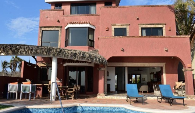 Casa de la Rana! Spacious 6-bedroom Beach Front house in Nuevo Mazatlán