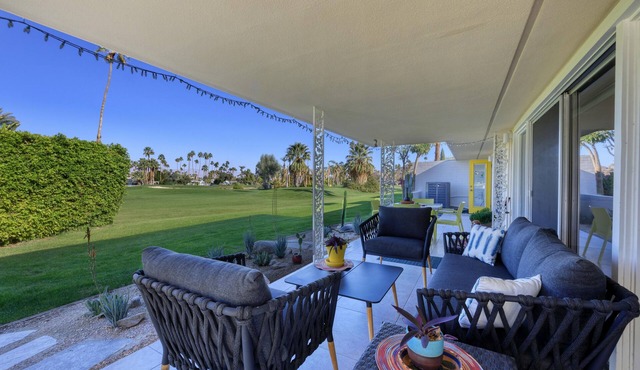 Casa de Pomelo: Canyon Country Club Colony in South Palm Springs