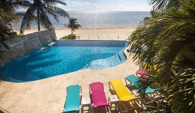 Casa Del Sol: Beachfront Villa, Infinity Pool, 7 bedrooms, Made for Big Groups